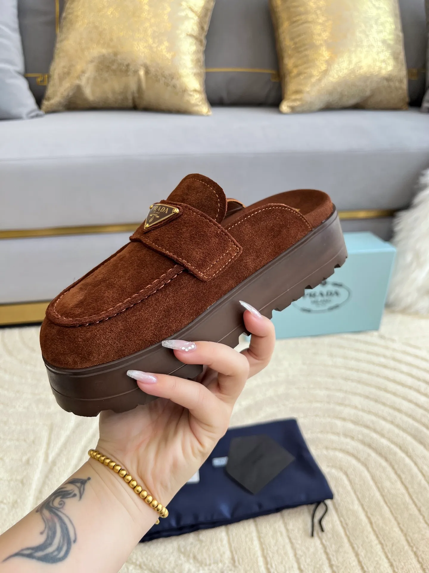 👟👟Ex-factory price 440👟👟 Prada/Prada 25ss summer new couple's beach thick-soled Birkenstock sandals. This shoe style is really a classic design that will not go out of style and is in line with everyone's current pursuit of comfortable and healthy wearing concepts. It is regarded by many domestic and foreign celebrities and fashionistas as an important choice for daily slippers. ✔Upper: imported super soft sheepskin ✔Inner lining: imported sheepskin ✔Hardware: Original molded split hardware ✔Outsole: Ultra-light, wear-resistant and non-slip foam sole ✔Number of yards: 35~40 (custom-made 40 pieces are non-refundable)